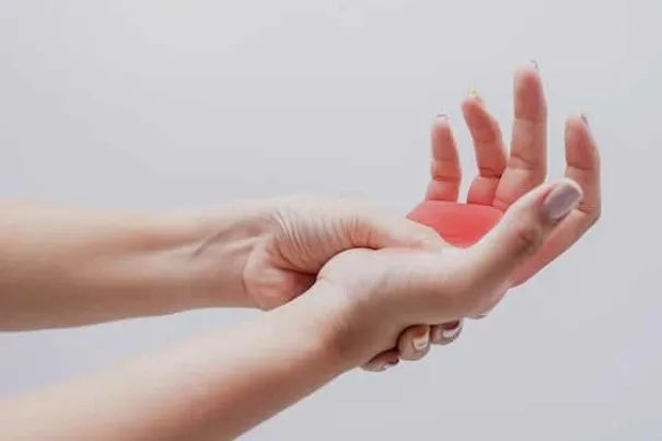 سنگینی و بی‌حسی دست؛ از یک علامت ساده تا هشداری جدی برای سلامت بدن